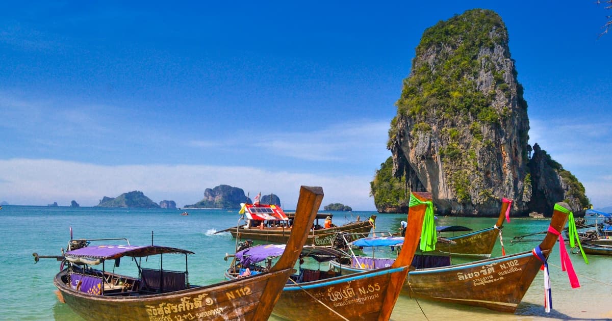 100 Essential Thai Phrases for Travelers: Airport, Hotel, Shopping, Food, Transport [Complete Guide]
