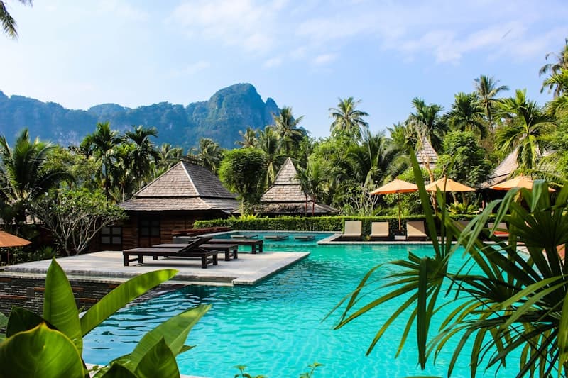 Complete Thai Travel Dialogue Guide: Shopping, Ordering, and Transportation